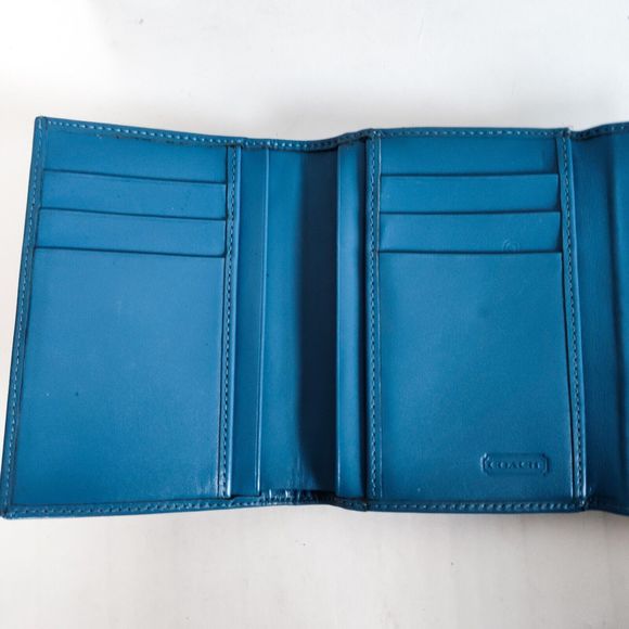 Vintage COACH Minimalist Baby Blue Smooth Leather Wallet Bi-Fold Coin 5"x4" - Picture 4 of 6